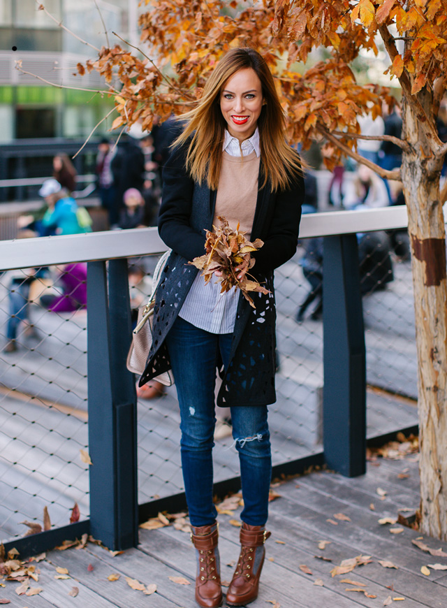 fall outfits with ripped jeans